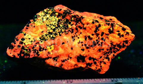 Cuspidine, Calcite