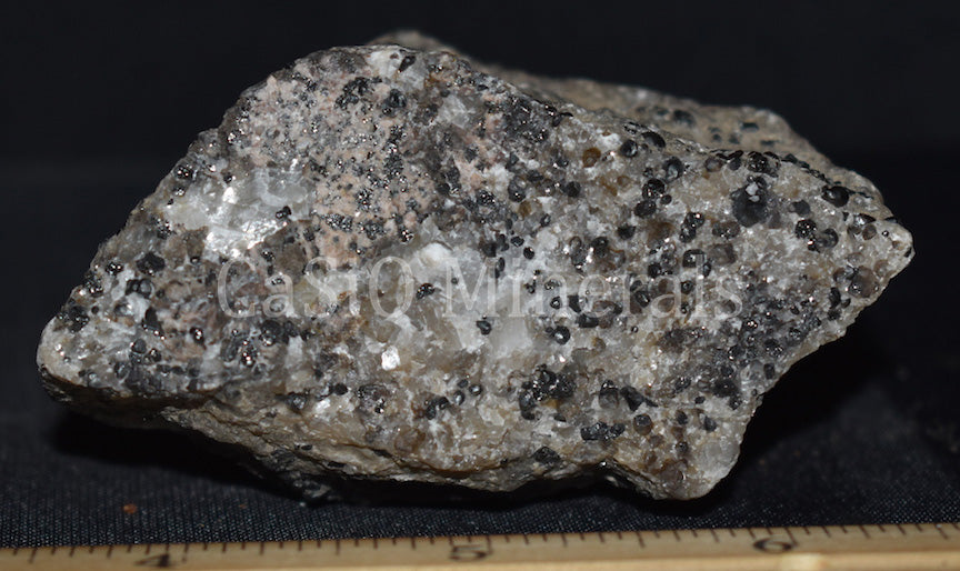 Cuspidine, Calcite